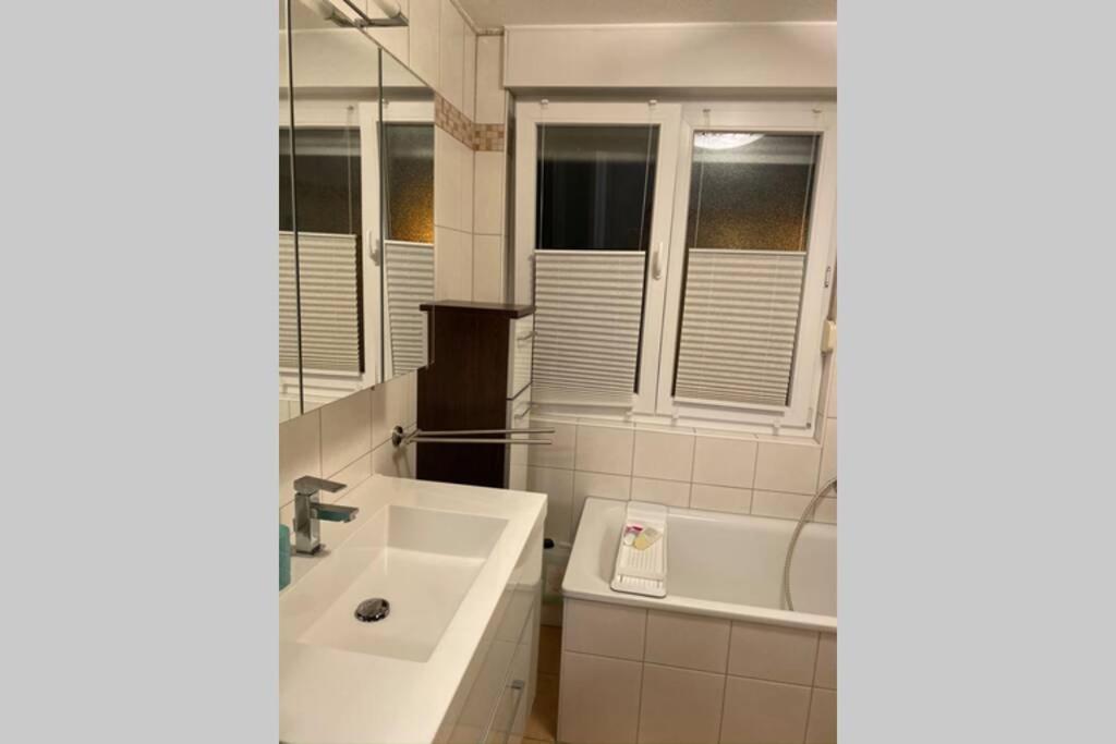 Ruhiges Zimmer Im Gasthaus Essen Esterno foto